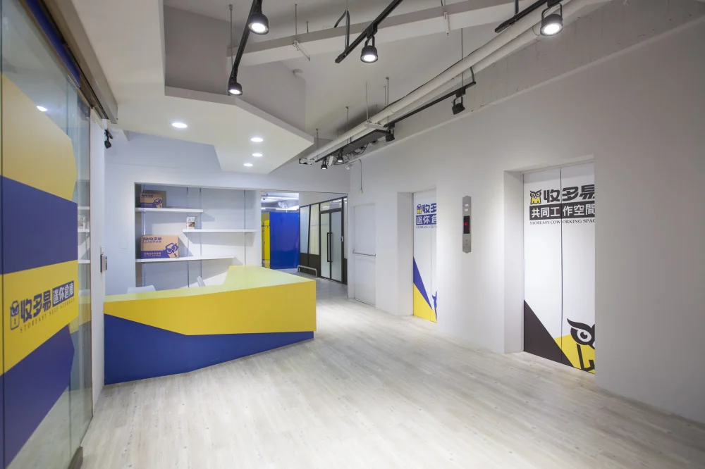 收多易迷你倉庫新店大坪林店，室內櫃台示意
