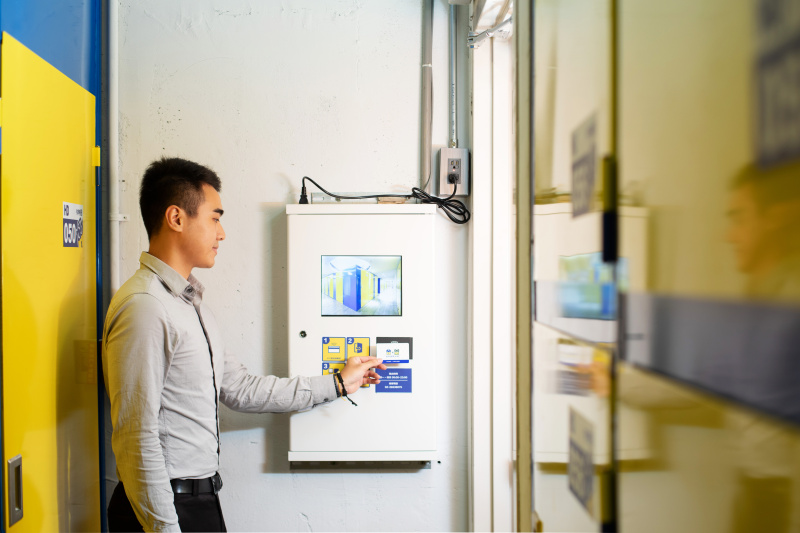 收多易迷你倉庫南港車站店,採用業界獨創智能電子鎖系統,一張卡片即可進出倉庫、存取物品