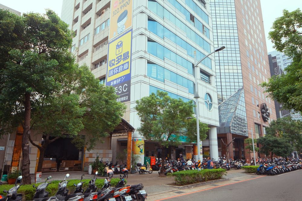收多易迷你倉庫高雄博愛店，地點便利可臨停，設有推車等輔具協助搬運
