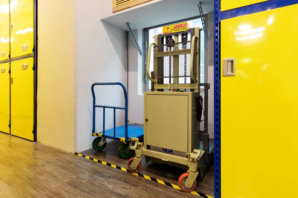 收多易迷你倉庫中和環球店，場內提供推車等搬運輔具，輕鬆搬運不費力
