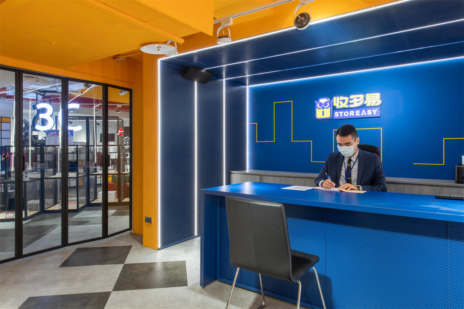 收多易迷你倉庫南港興華店,提供搬家裝潢的使用者便利的暫存迷你倉儲