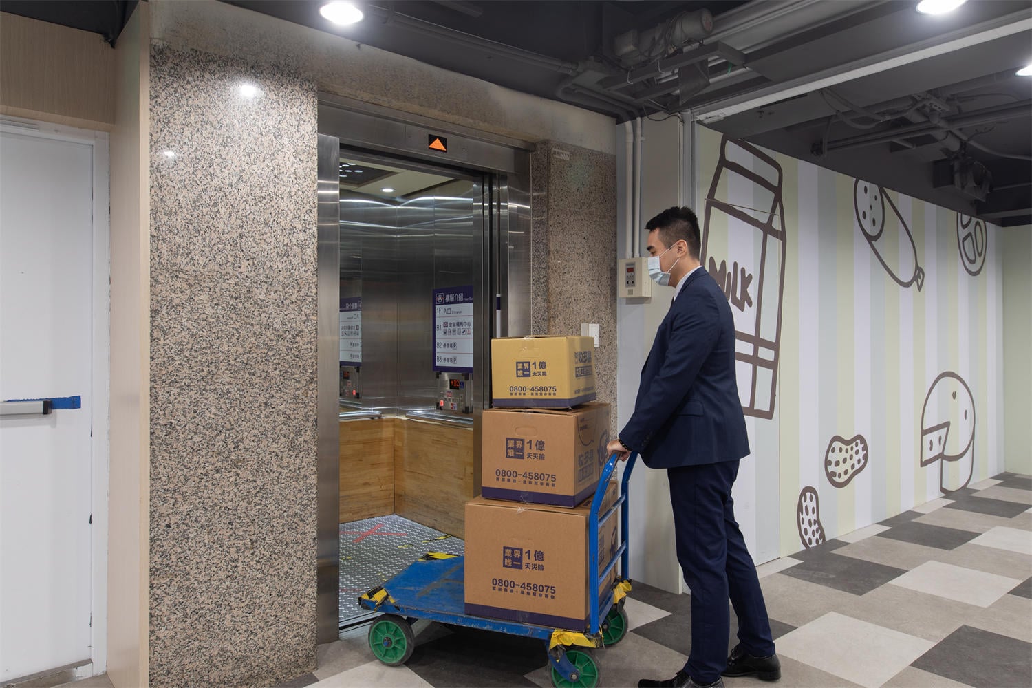 收多易迷你倉庫南港興華店,場內設有電梯,搬運貨物更省力