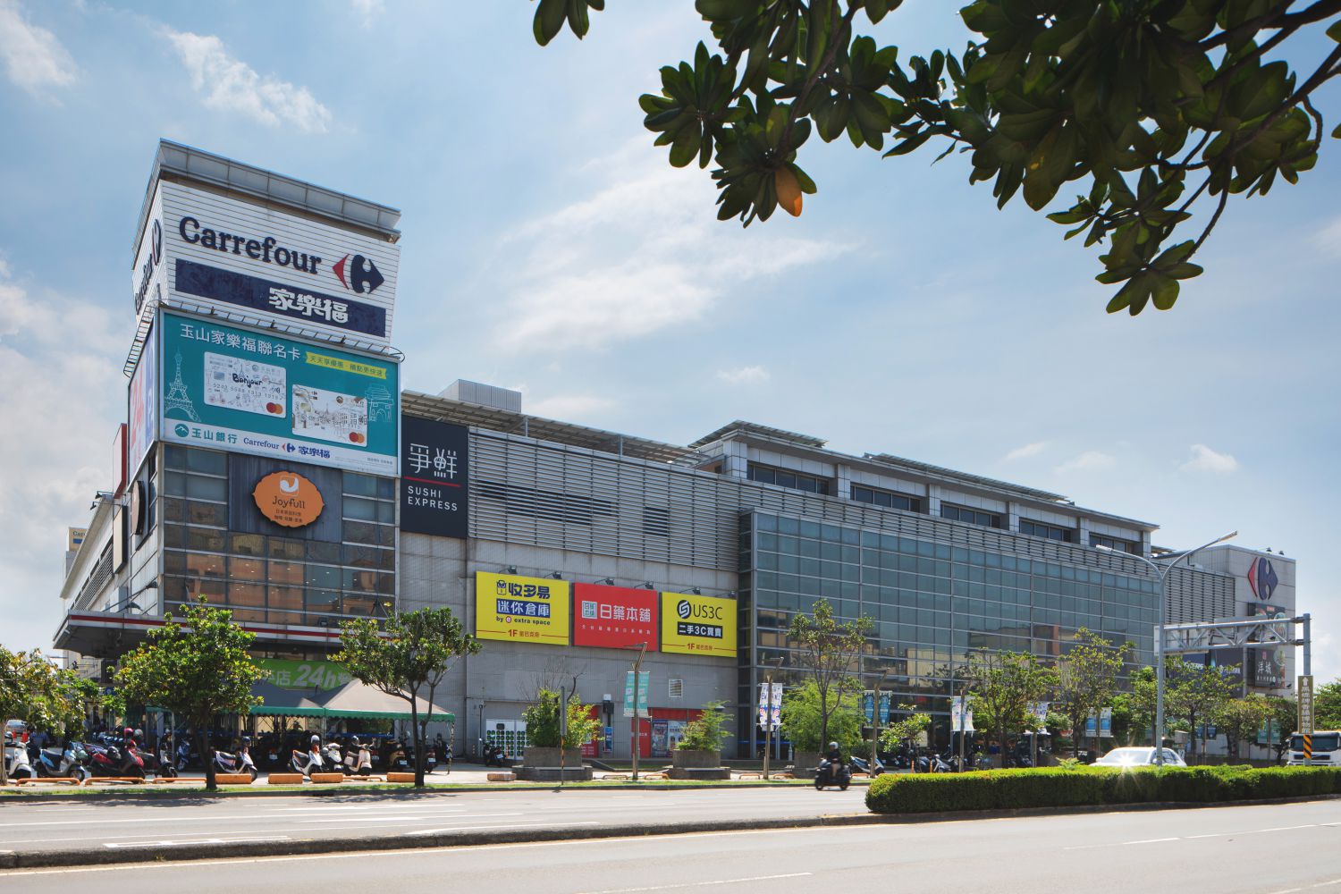 收多易台南安平倉庫位於家樂福台南安平店,交通便利
