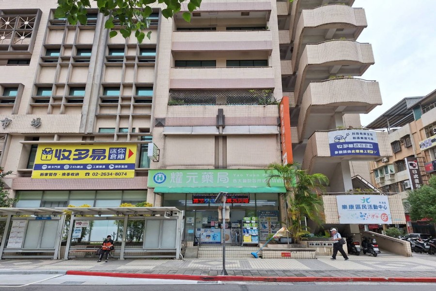 東湖店倉庫門口