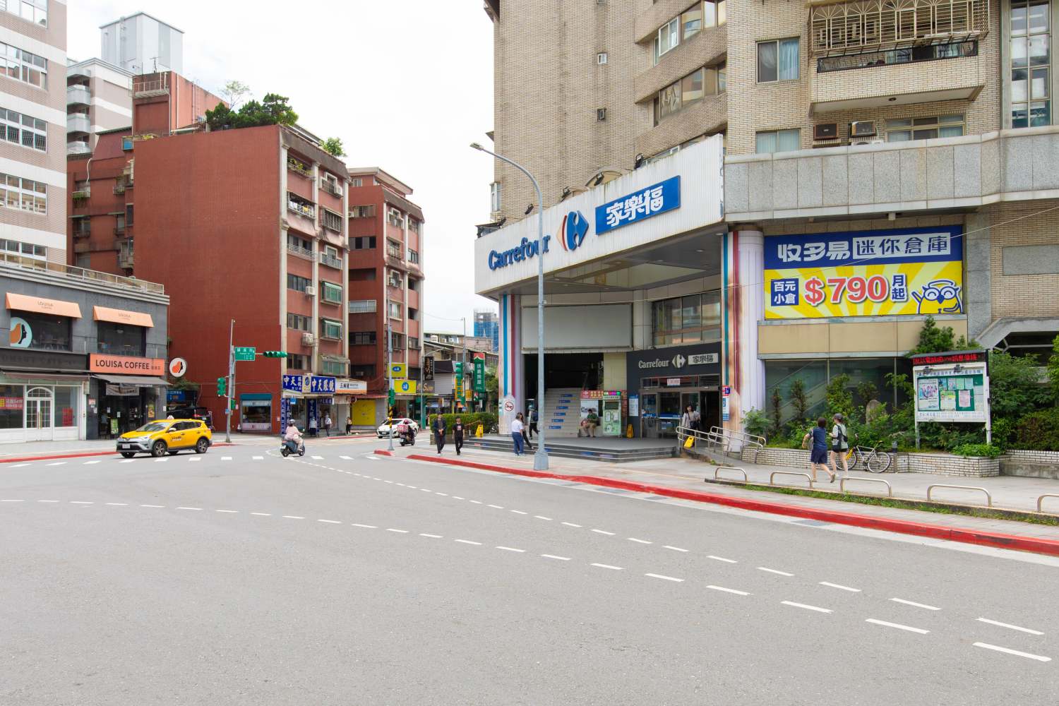 家樂福設立收多易迷你倉庫