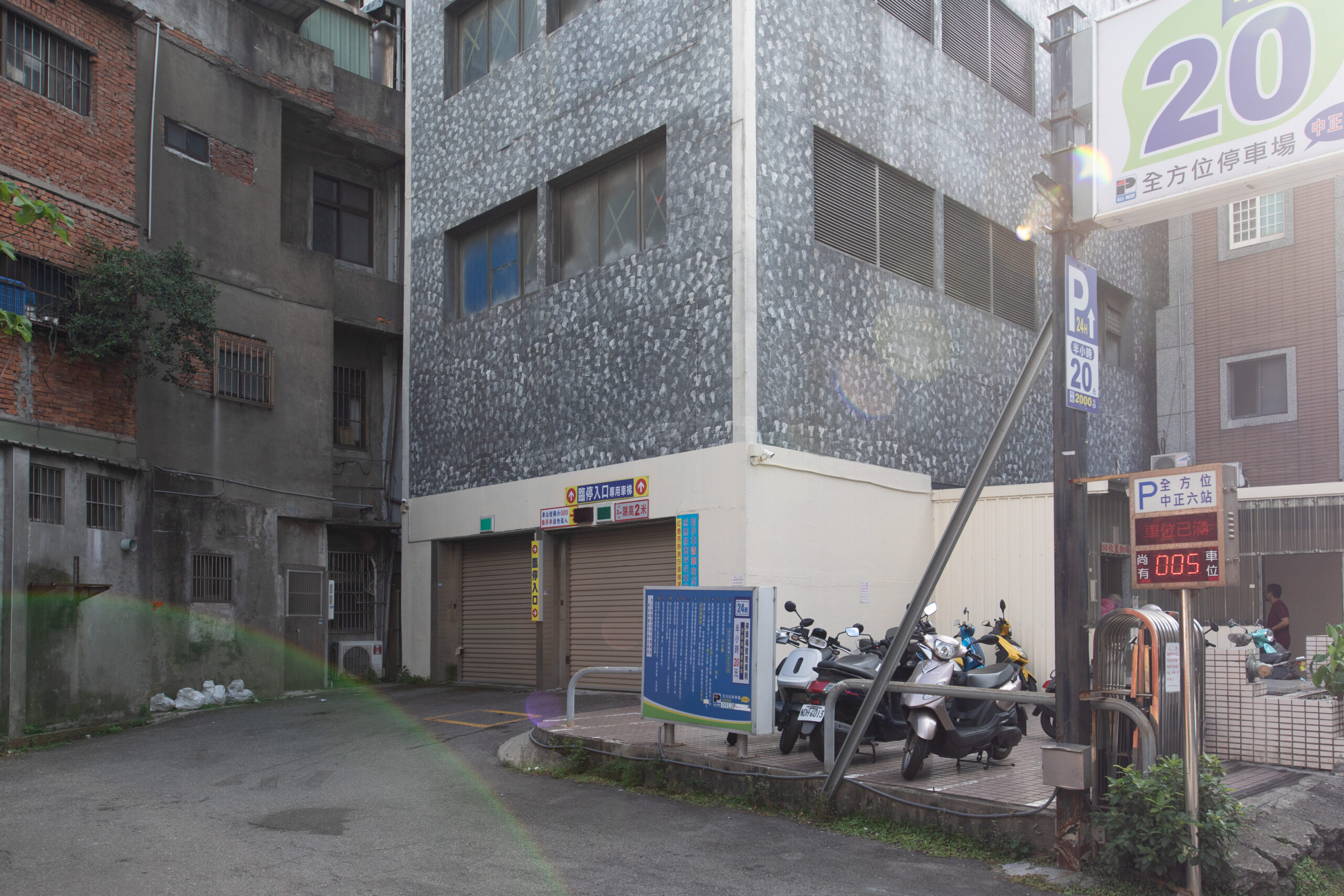 收多易迷你倉庫桃園中正店,提供安全、乾淨、便利的個人倉儲服務
